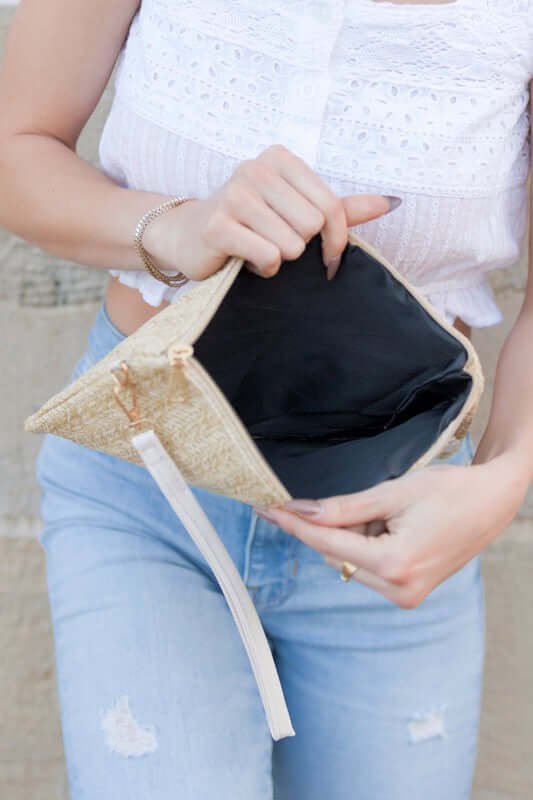 Daisy Straw Wristlet Clutch - Elegant & Chic, Clutches, $ 29.95, A Moment Of Now™